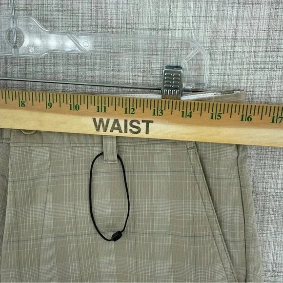 Greg Norman Mens Size 30 Plaid golfing shorts 1852 - Picture 6 of 8